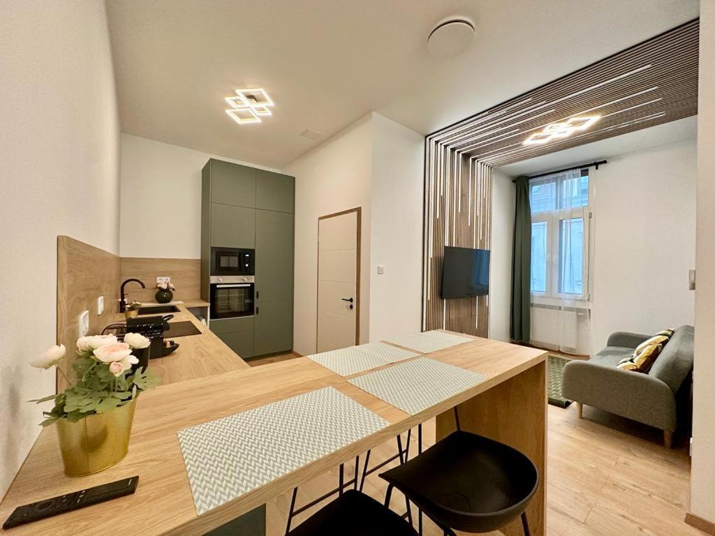 Apartment At Gozsdu Courtyard #Partyzone #Downtown #Freeparking Budapest Exterior foto